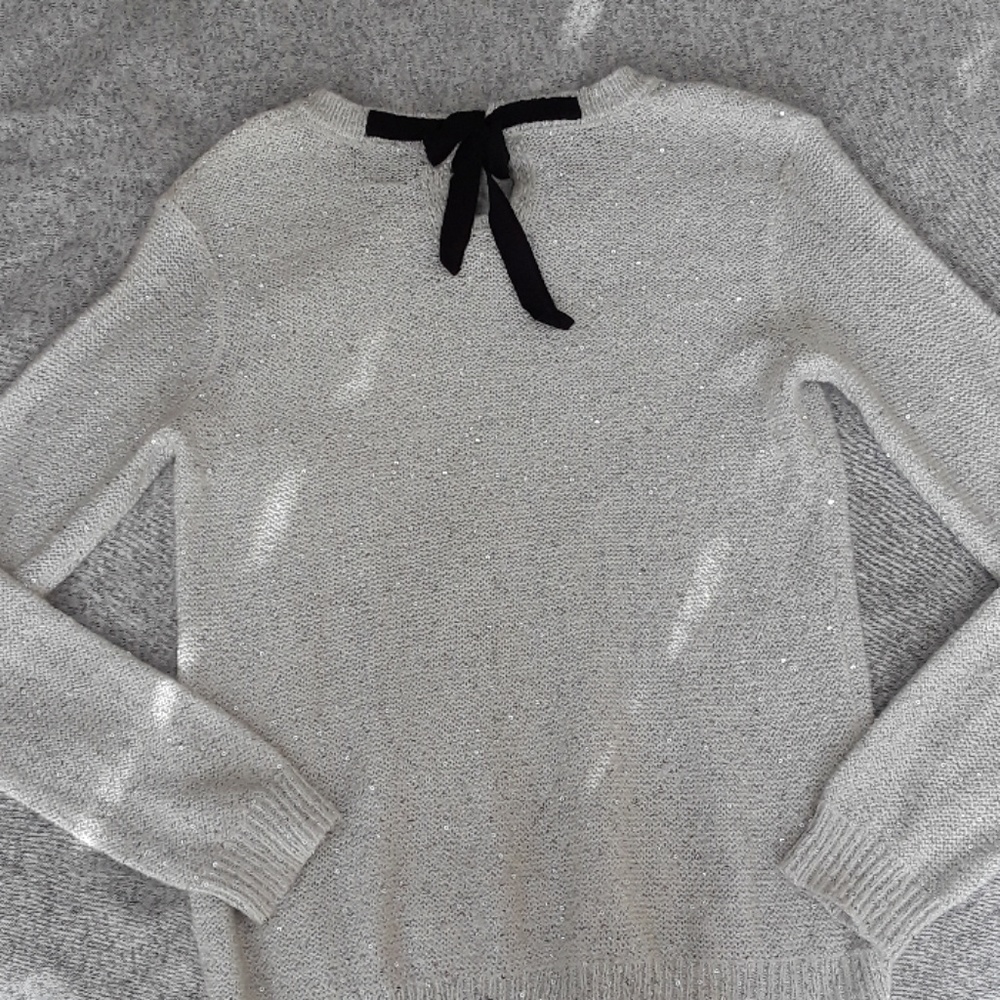 Sparkly grey white sweater with bow
